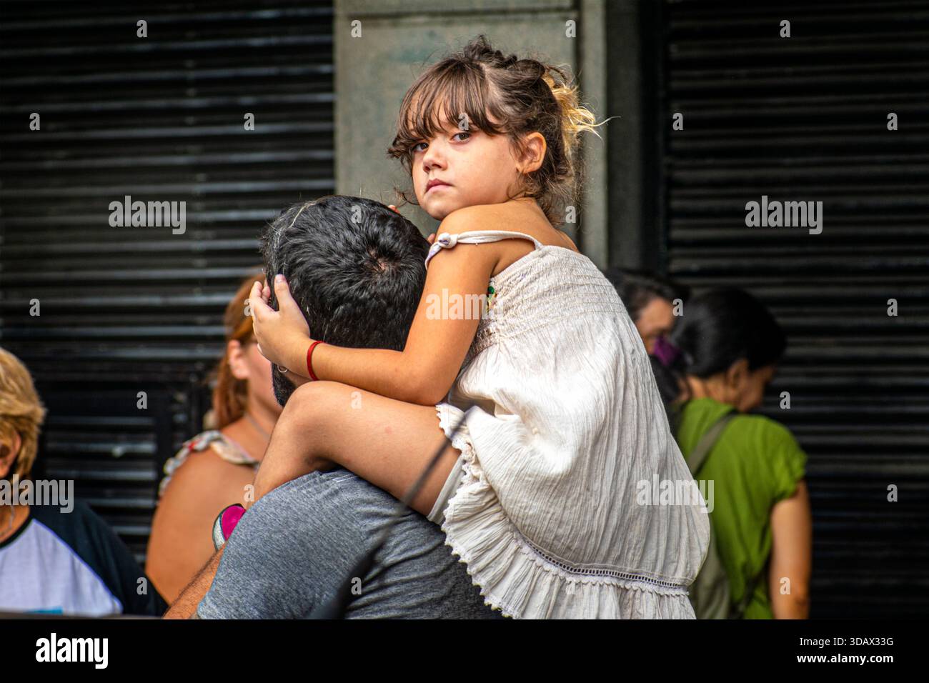 Ragazza su suo padre. 24 marzo in Argentina. Giornata nazionale della memoria per la verità e la giustizia. Mobilitazione pacifica (BS AS, 24 marzo 2025). Foto Stock