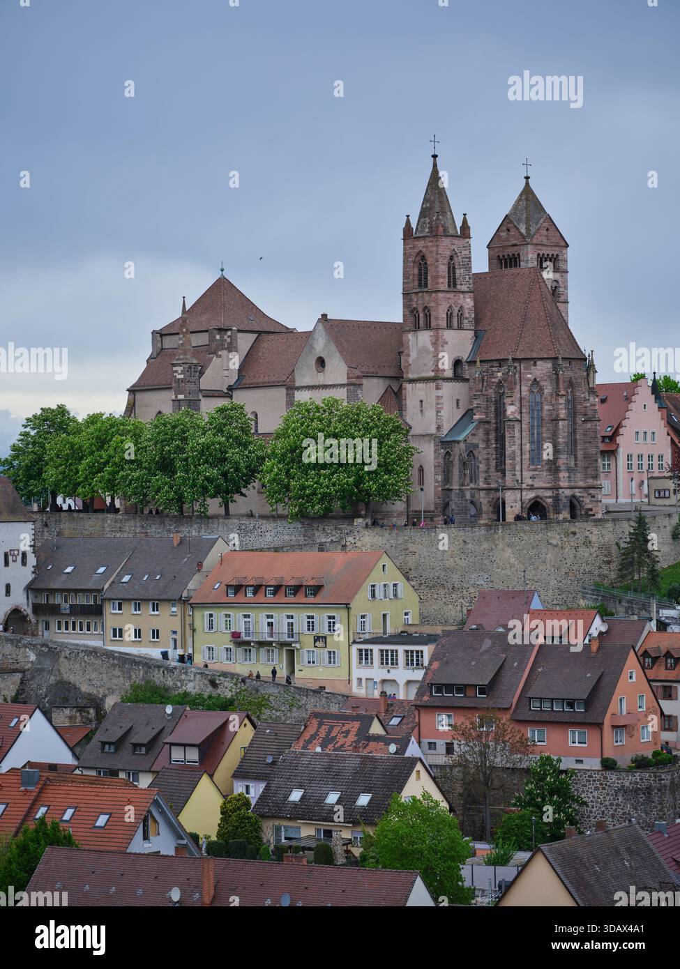 St. Stephen's Minster a Breisach: Monumento romanico e gotico con vista sulla valle del Reno, Germania Foto Stock