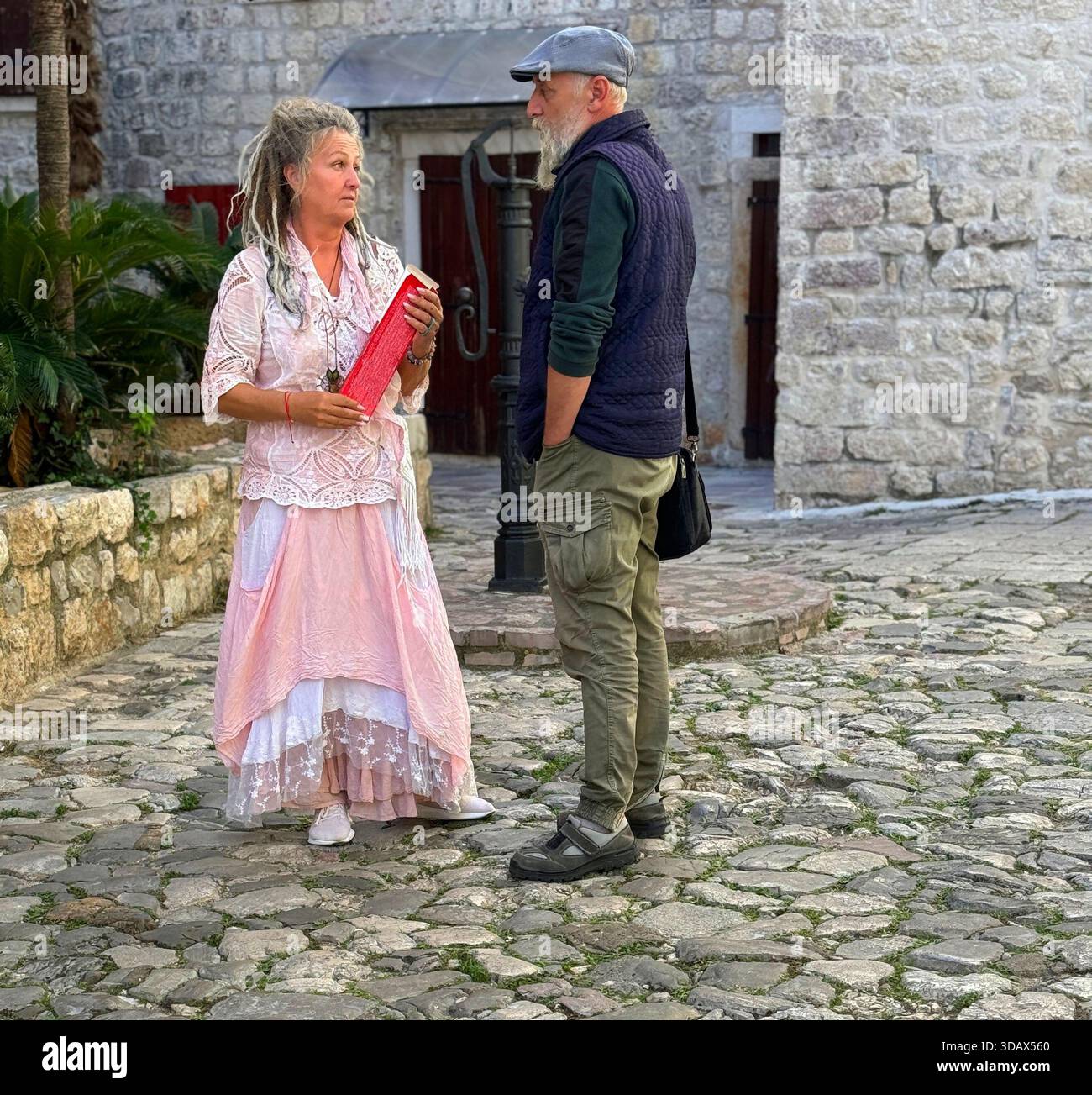 Incontro di un uomo e una donna eleganti nella città vecchia di Kotor, Montenegro. Foto Stock