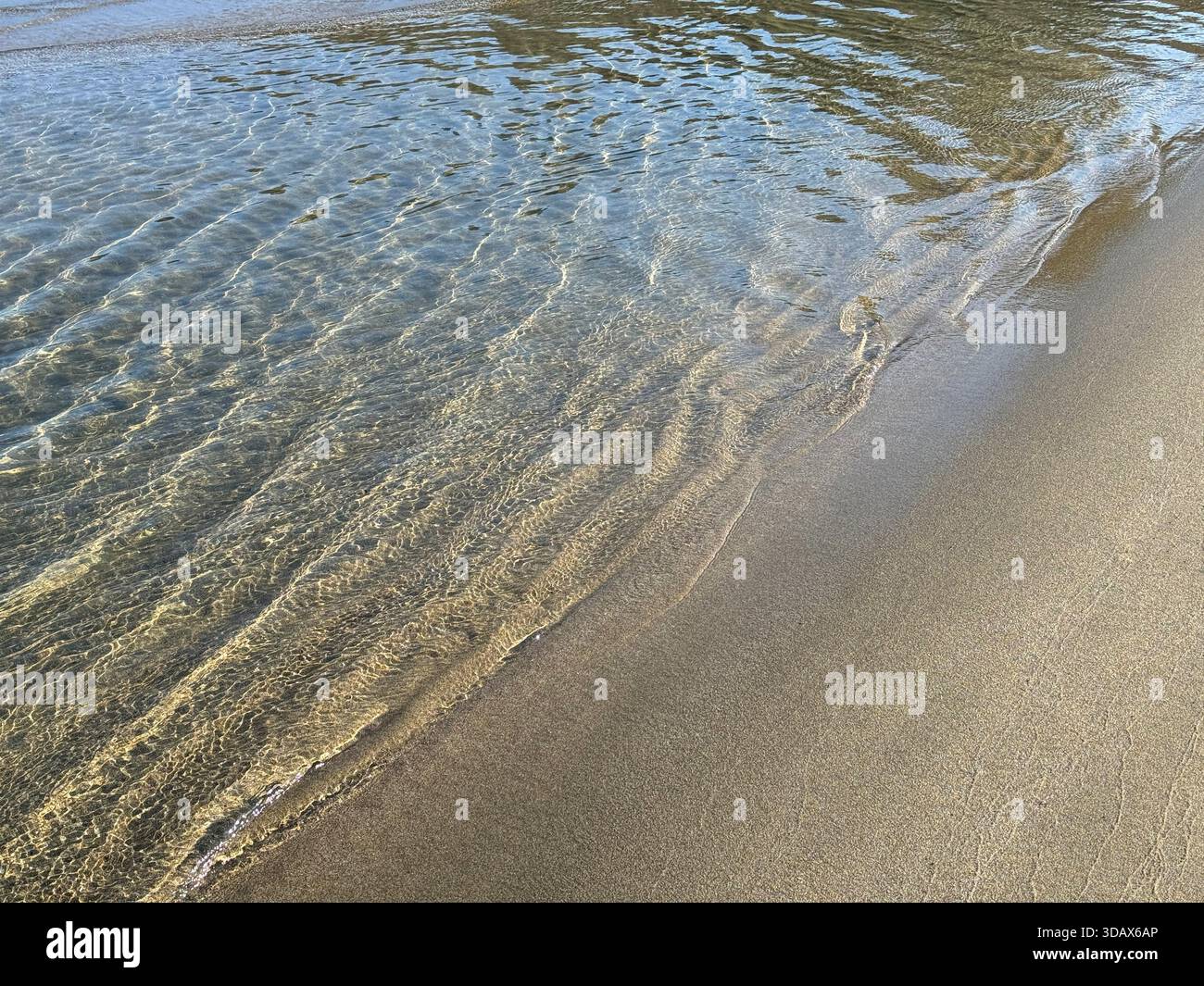 Onde di mare sulla spiaggia di sabbia Foto Stock