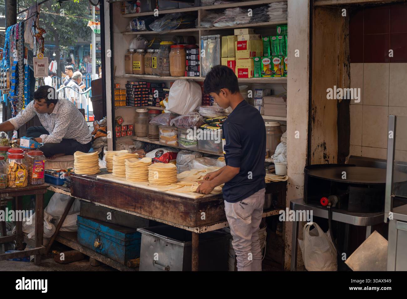 Pile di papaveri pronti per la vendita da un venditore ambulante a Kolkata Foto Stock
