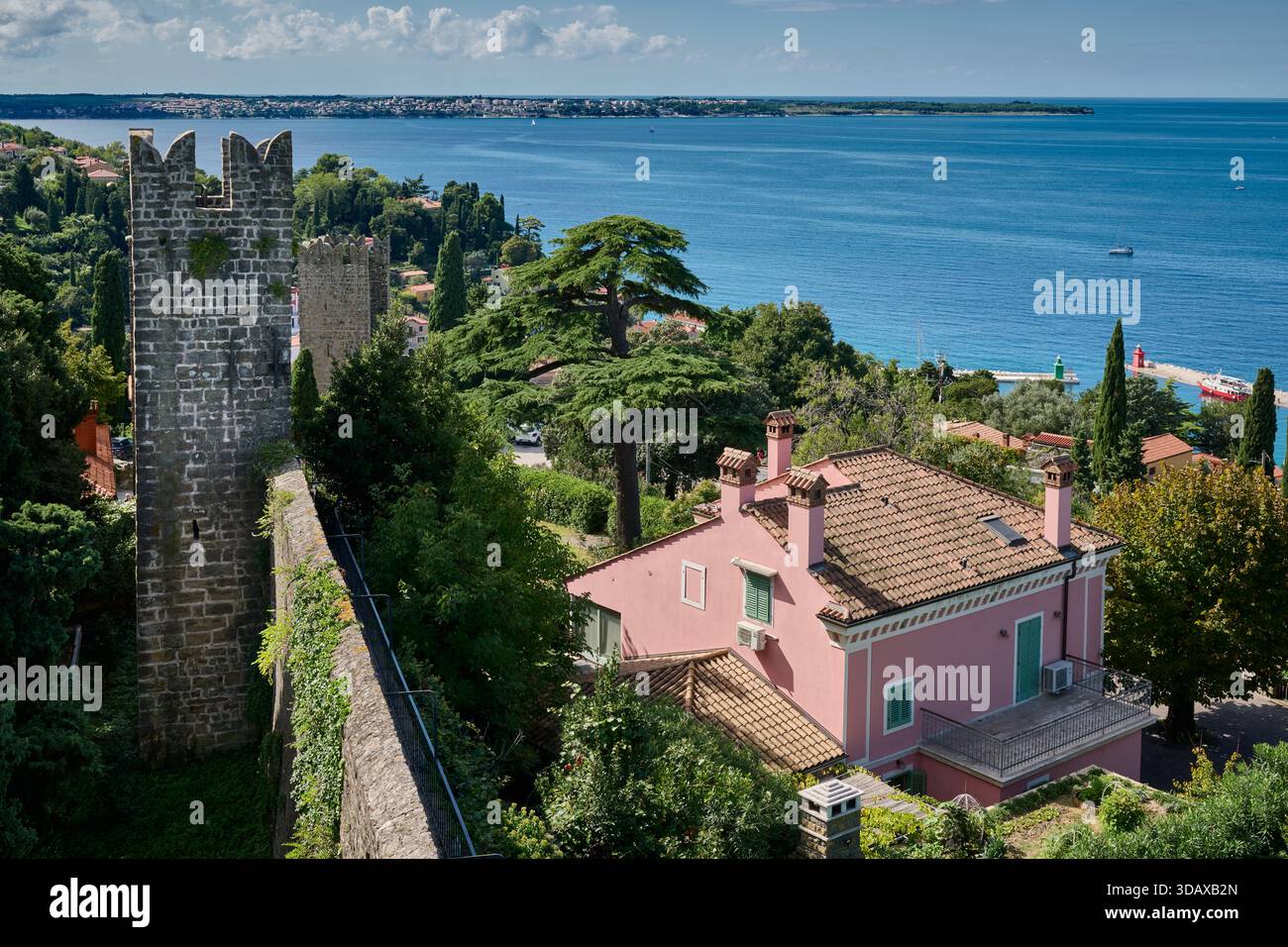 Mura cittadine con torre difensiva di Pirano, Slovenia, Europa Foto Stock