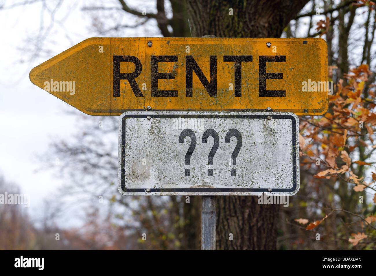 Baviera, Germania - 12 dicembre 2025: Foto di montaggio, Un cartello con la parola pensione e diversi punti interrogativi simboleggiano il problema pensionistico irrisolto in Germania. L'immagine illustra l'incertezza circa le disposizioni pensionistiche, il cambiamento demografico e il futuro del sistema pensionistico. *** Fotomontage, Ein Wegweiser mit der Aufschrift rente und mehreren Fragezeichen steht symbolisch für die offene Rentenfrage in Deutschland. DAS Bild verdeutlicht Unsicherheit über Altersvorsorge, demografischen Wandel und die Zukunft des Rentensystems. Foto Stock