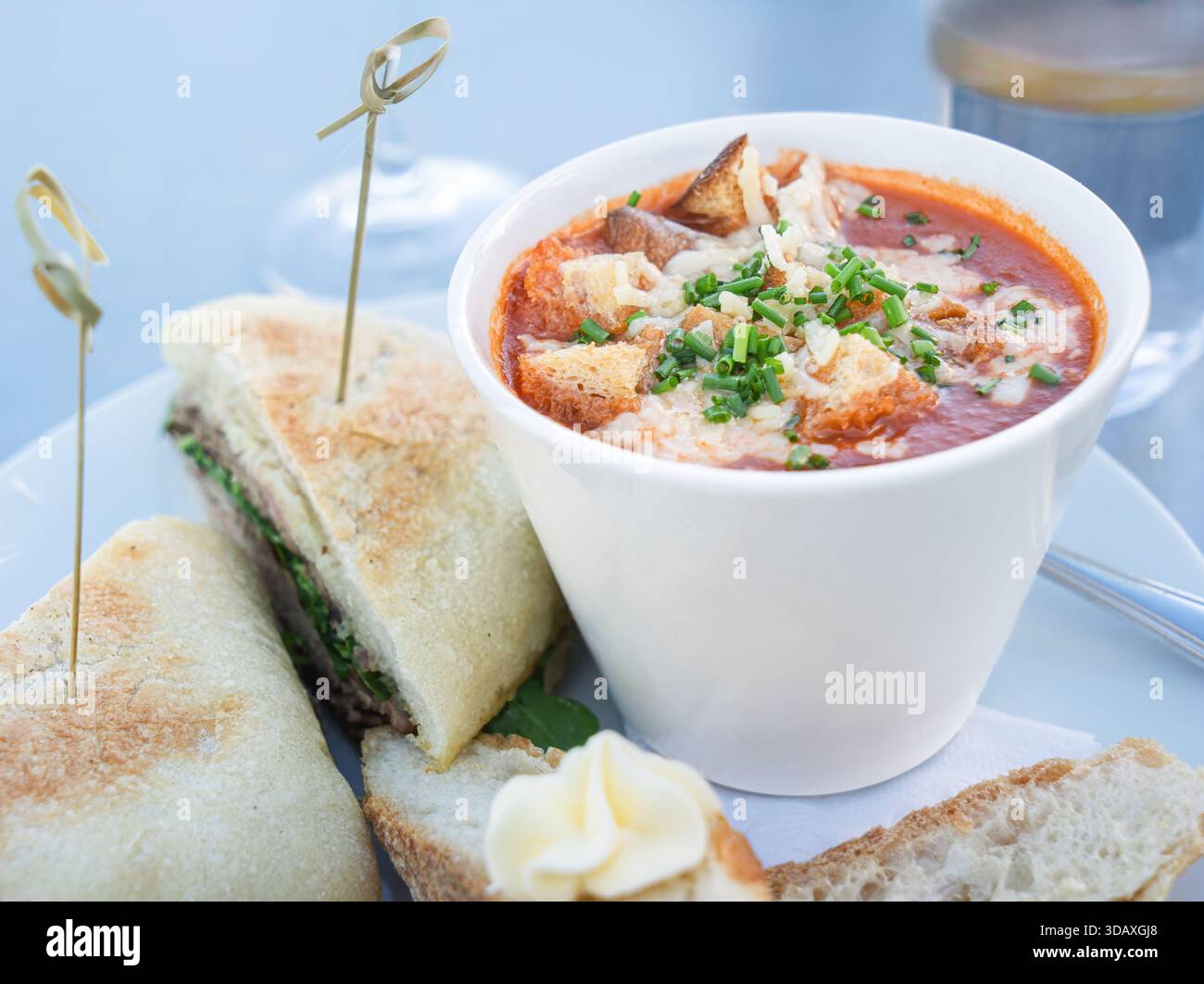 Caffè con zuppa francese di cipolle e panino. Foto Stock