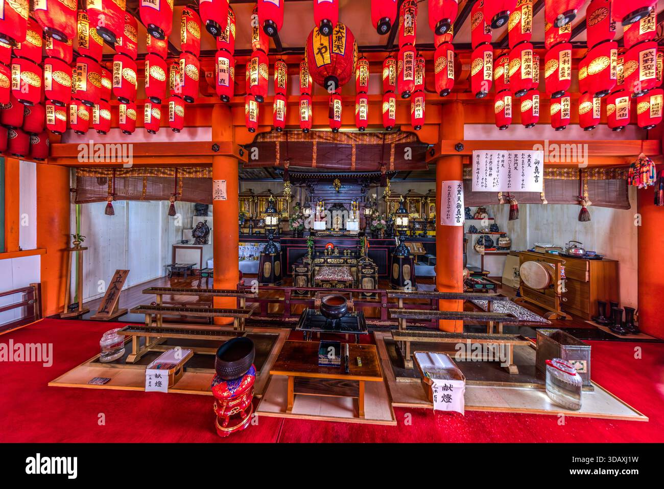 Lanterne rosse sono appese all'interno della sala del tempio Nachi Daikokuten-do a Nachikatsuura, prefettura di Wakayama, Giappone. Foto Stock