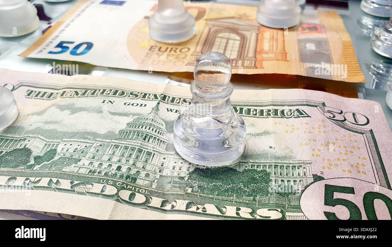 Due banconote da 50 dollari USA e 50 euro di fronte a una scacchiera, in un gioco di supremazia e guerra tariffaria commerciale. Foto Stock