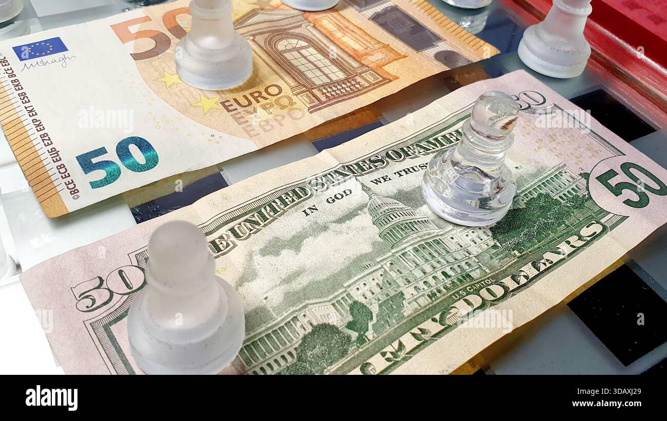 Due banconote da 50 dollari USA e 50 euro di fronte a una scacchiera, in un gioco di supremazia e guerra tariffaria commerciale. Foto Stock
