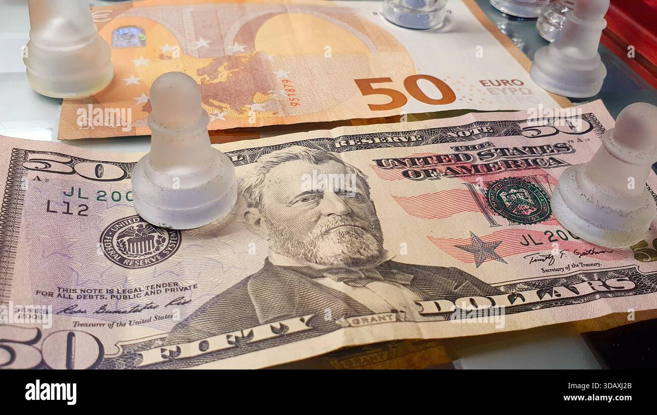 Due banconote da 50 dollari USA e 50 euro di fronte a una scacchiera, in un gioco di supremazia e guerra tariffaria commerciale. Foto Stock