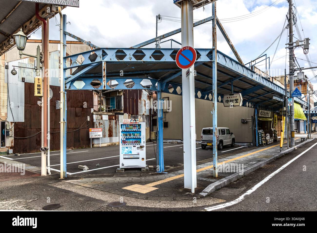 Un distributore di bevande si trova davanti ai negozi di Nachikatsuura, prefettura di Wakayama, Giappone. Foto Stock