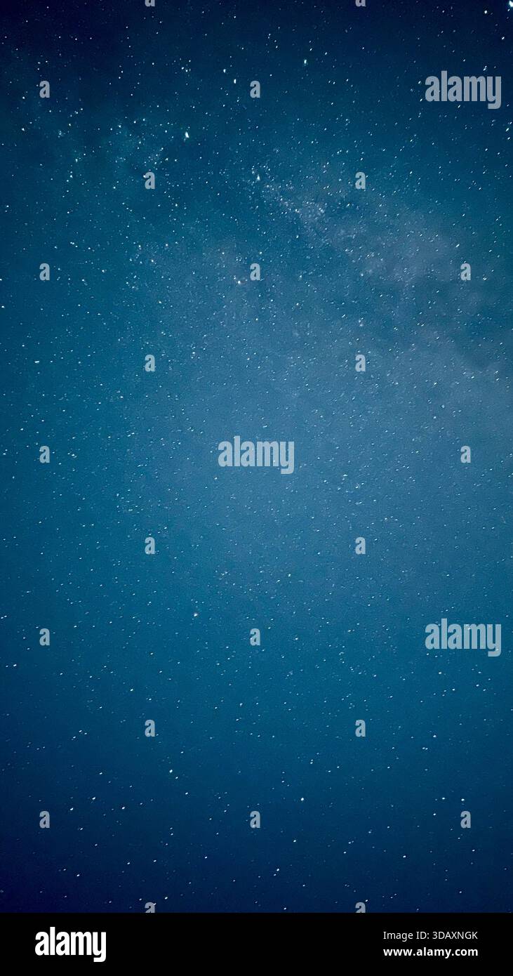 Green Blue Night Sky with Stars , Un chiaro cielo notturno blu-verdastro pieno di numerose stelle luminose. Atmosfera da sogno. Ideale per l'uso in astronomia. Foto Stock