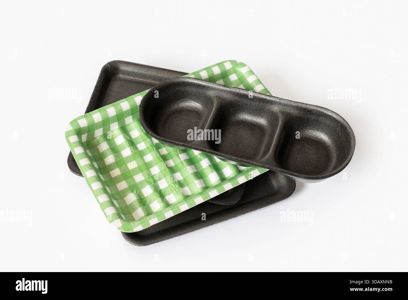 Gruppo di vassoi in schiuma monouso per l'industria alimentare isolati su sfondo bianco Foto Stock