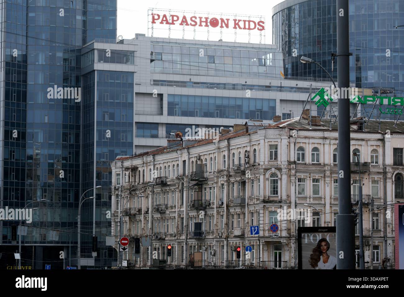 Una miscela di architettura vecchia e nuova mette in mostra il variegato skyline della città. Kiev, Ucraina. 12 dicembre 2025. Foto Stock