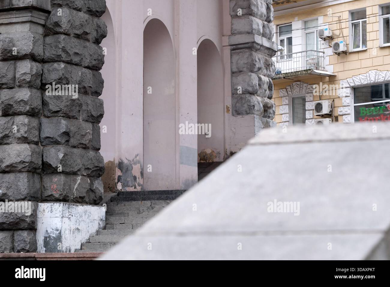 Una vista ravvicinata rivela pilastri in pietra e vecchie mura in una città vivace. Kiev, Ucraina. 12 dicembre 2025. Foto Stock