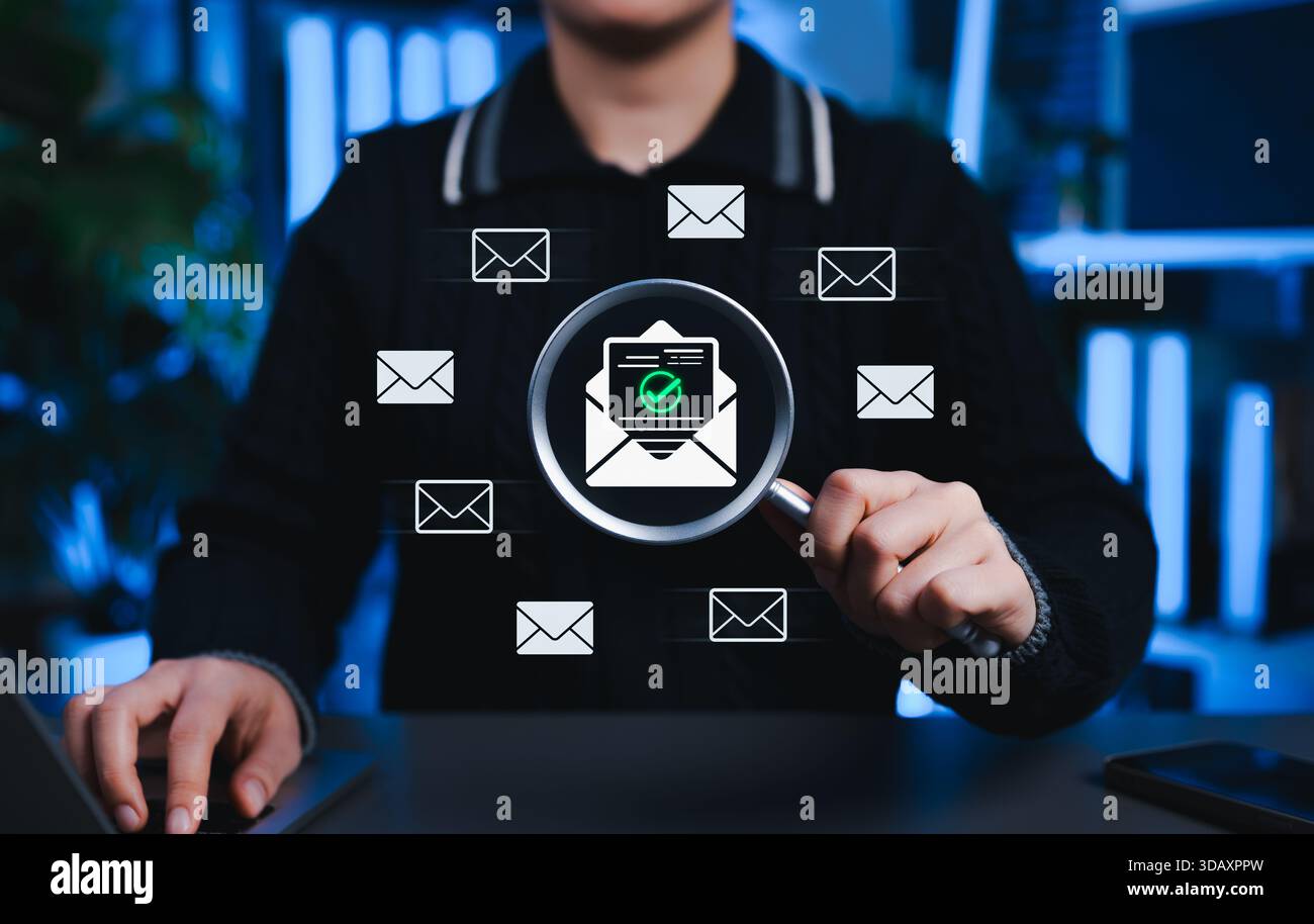 Verifica e sicurezza delle e-mail. Una lente di ingrandimento che si concentra su un'icona di posta elettronica verificata con simboli di busta, filtraggio sicuro e valido Foto Stock