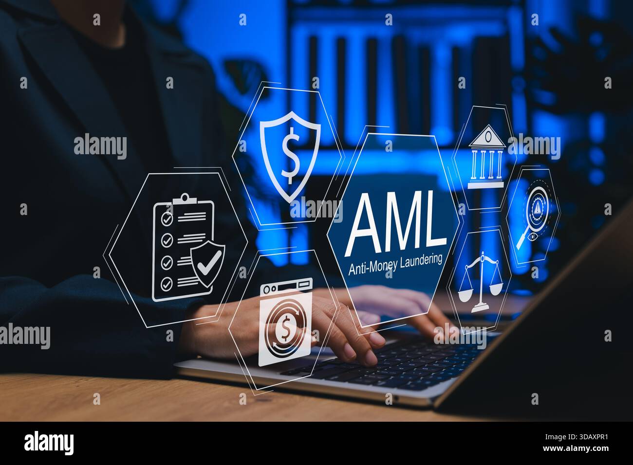 Concetto di antiriciclaggio (AML) con un uomo d'affari che utilizza laptop e icone digitali che rappresentano la sicurezza finanziaria, la conformità legale e le normative Foto Stock