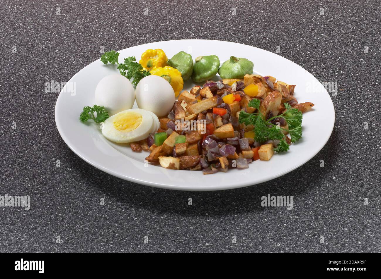 Colazione con uova sode e crocchette di patate, USA Foto Stock