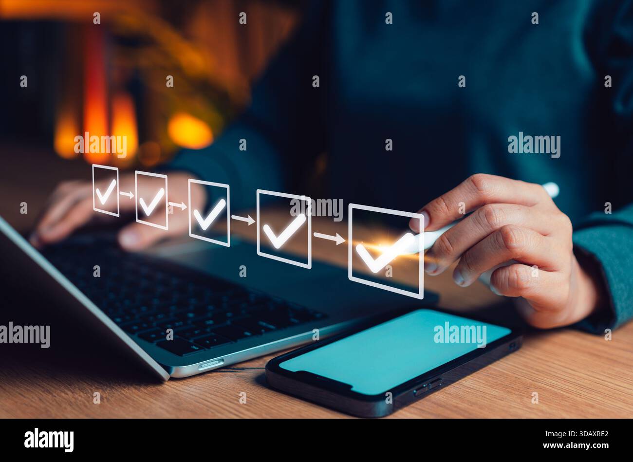 Procedura dell'elenco di controllo e concetto del flusso di lavoro per il controllo della qualità. L'imprenditore controlla le caselle di controllo, simboleggia la gestione delle attività, i processi passo-passo, Foto Stock