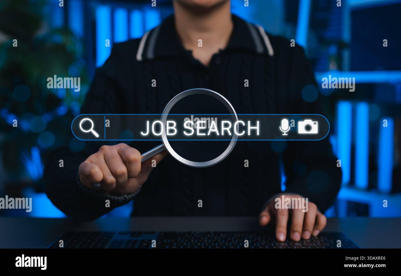 Concetto di ricerca e reclutamento di lavoro online. Persona che utilizza una lente d'ingrandimento sulla barra di ricerca con testo ricerca lavoro, simbolo della ricerca di carriera, Foto Stock