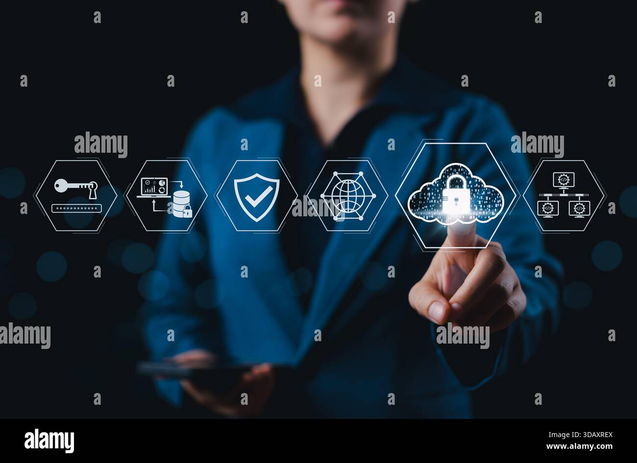 Concetto di sicurezza del cloud e protezione dei dati. L'uomo d'affari tocca l'icona del cloud con un lucchetto, simboleggiando il cloud computing sicuro, la crittografia dei dati e il cyber Foto Stock