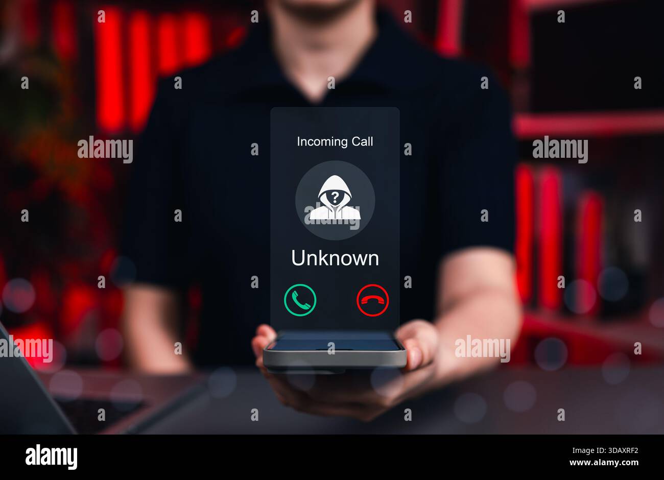 Concetto di frode e phishing con avviso chiamante sconosciuto. Un telefono che visualizza una chiamata in arrivo da un numero sconosciuto, simboleggiando frode, phishing, truffatore Foto Stock