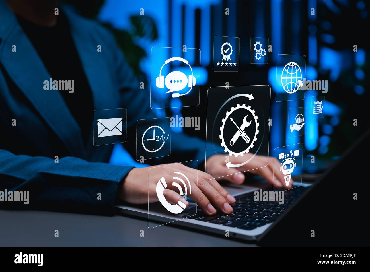 Supporto tecnico e concetto di assistenza clienti. Icone digitali degli strumenti, cuffia, 24/7 help, e-mail, chatbot, accesso globale, rappresentare il supporto IT, Foto Stock