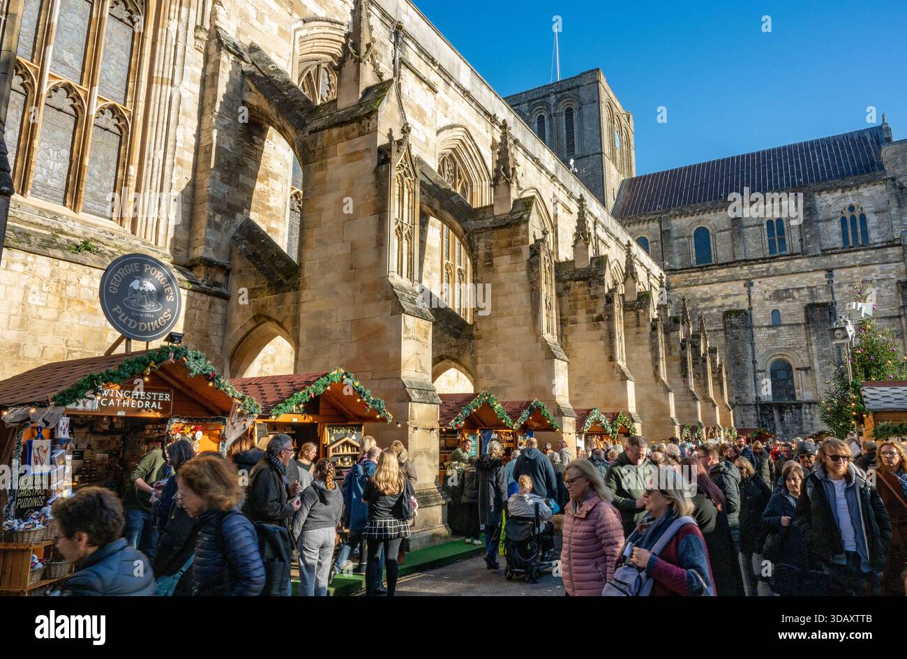 Il mercatino di Natale nella cattedrale di Winchester nel centro di Winchester, Hampshire, Regno Unito Foto Stock