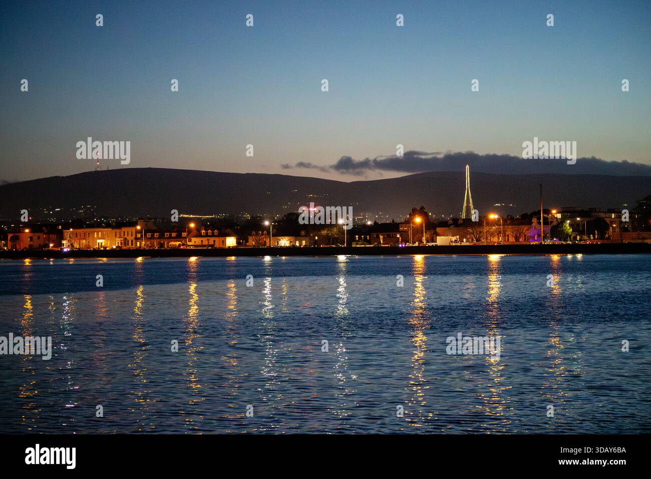 Crepuscolo sulla parte sud di Dublino in una serata invernale Foto Stock