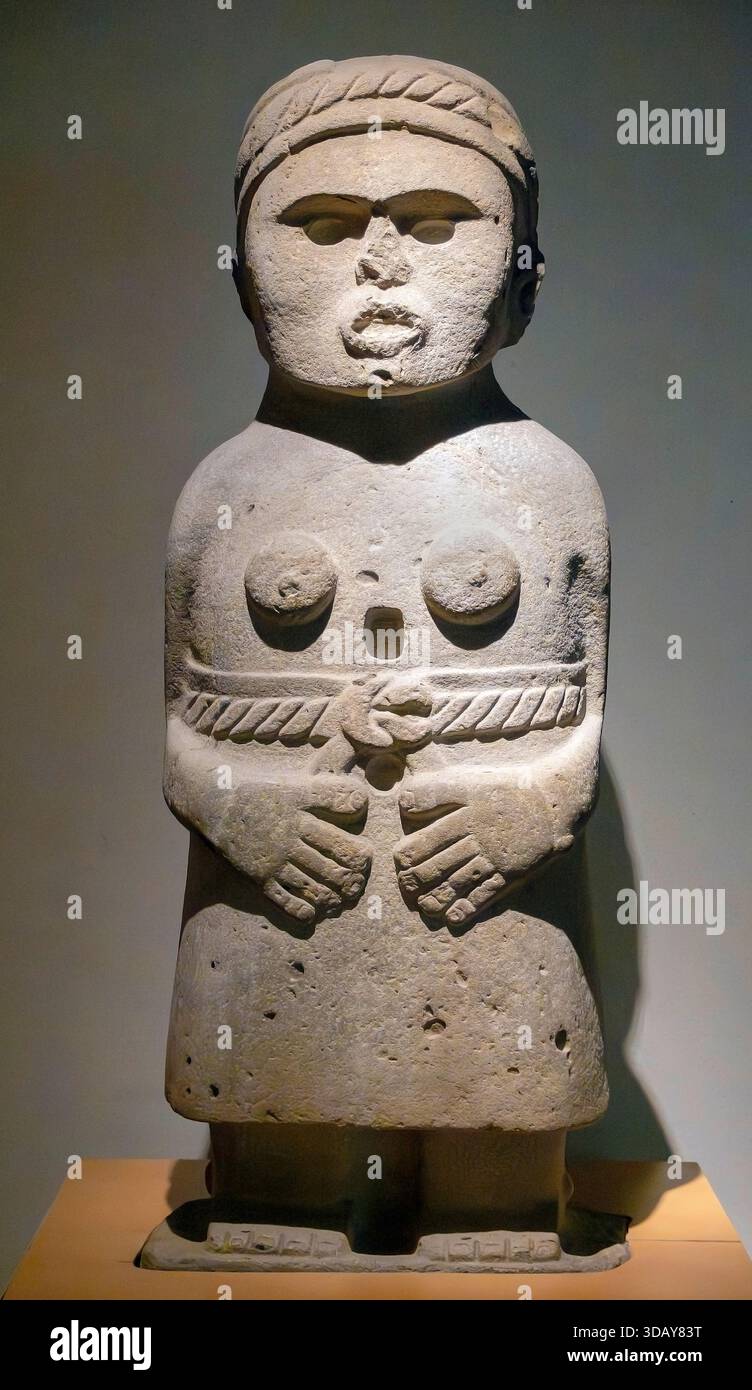 Statua azteca preispanica di figura femminile nel Museo di Antropologia, città del Messico, Messico Foto Stock