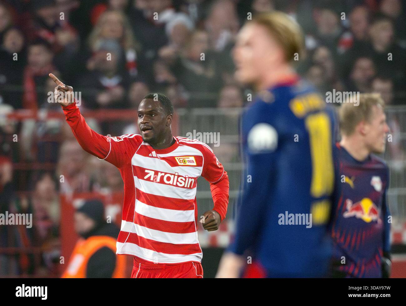 Berlino, Germania. 13 dicembre 2025. Calcio: Bundesliga, 1. FC Union Berlin - RB Leipzig, Matchday 14, an der Alten Försterei, Ilyas Ansah (1. FC Union Berlin) celebra il suo obiettivo di arrivare 2-1. Credito: Soeren Stache/dpa - NOTA IMPORTANTE: In conformità con le normative della DFL German Football League e della DFB German Football Association, è vietato utilizzare o far utilizzare fotografie scattate nello stadio e/o della partita sotto forma di immagini sequenziali e/o serie di foto video./dpa/Alamy Live News Foto Stock