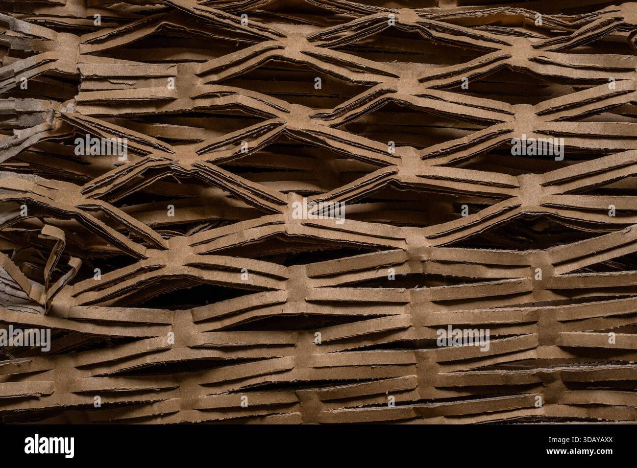 Dettaglio del tappetino di rete in cartone ondulato riciclato per imballo vuoto Foto Stock