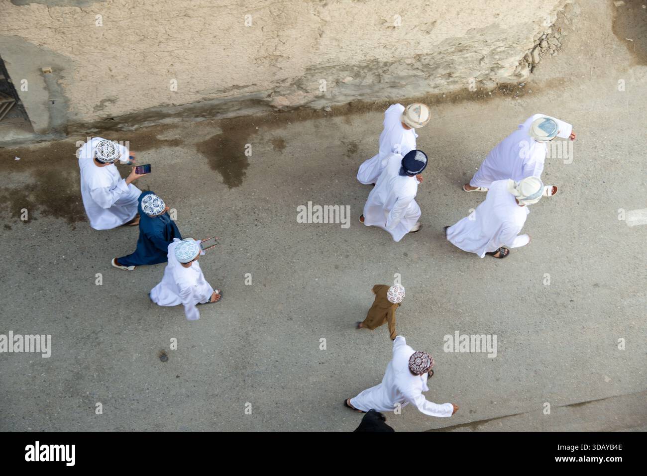 Uomini dell'oman in djellaba bianca in strada a Nizwa, Oman Foto Stock