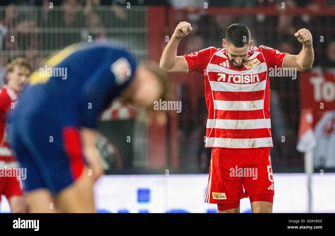 Berlino, Germania. 13 dicembre 2025. Calcio: Bundesliga, 1. FC Union Berlin - RB Leipzig, Matchday 14, an der Alten Försterei, Rani Khedira (r, 1. FC Union Berlin) festeggia dopo il fischio finale. Credito: Soeren Stache/dpa - NOTA IMPORTANTE: In conformità con le normative della DFL German Football League e della DFB German Football Association, è vietato utilizzare o far utilizzare fotografie scattate nello stadio e/o della partita sotto forma di immagini sequenziali e/o serie di foto video./dpa/Alamy Live News Foto Stock