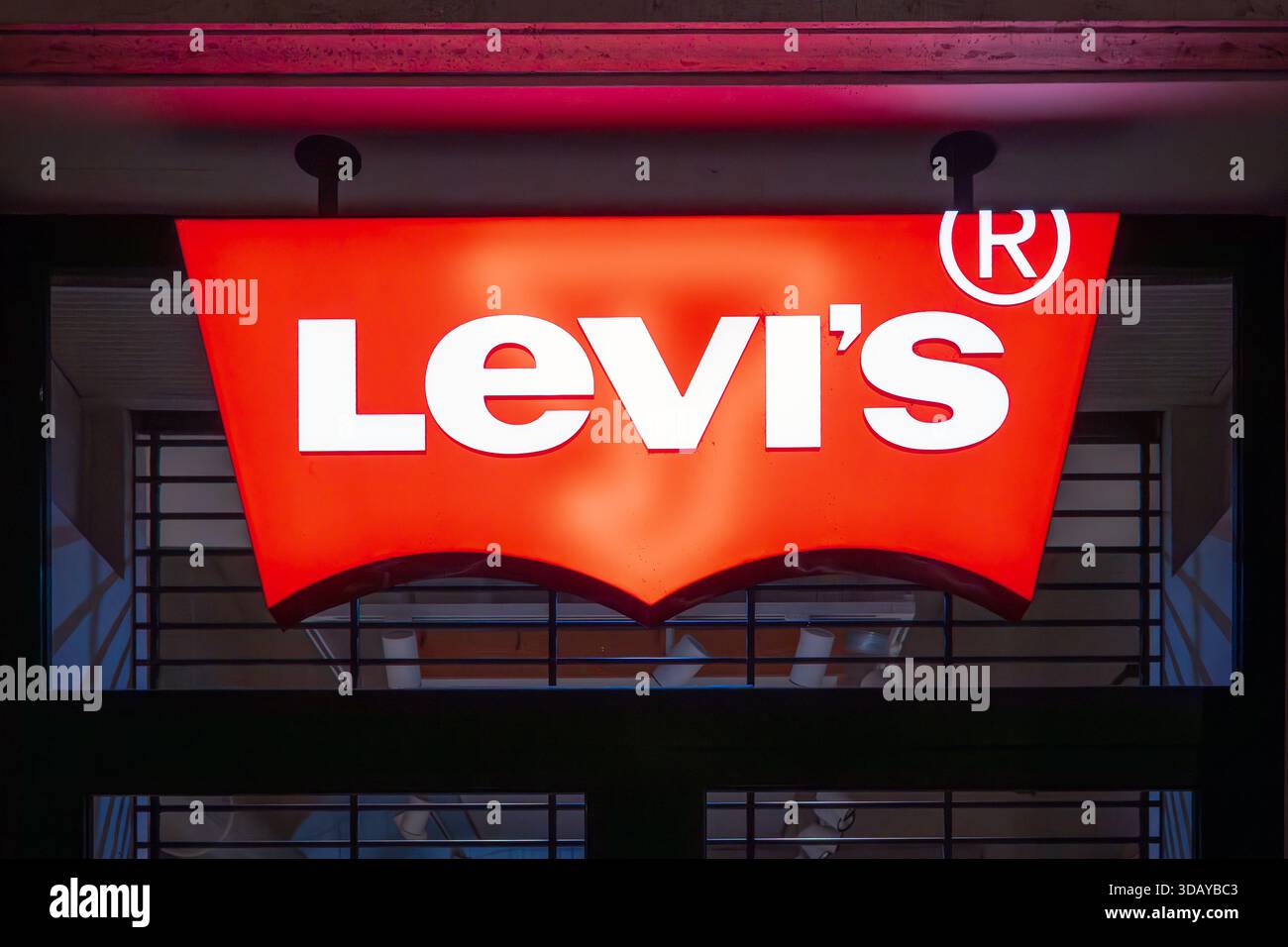 Roma, Italia - 8 dicembre 2025: Il segno illuminato del famoso marchio di abbigliamento Levi's di colore rosso. Foto Stock