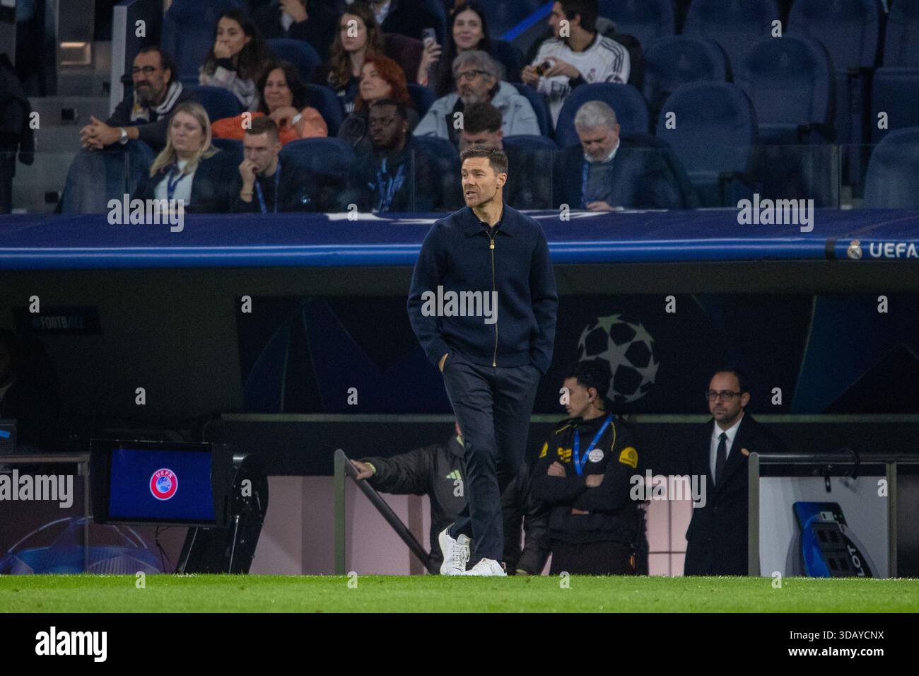 Madrid, Spagna. 10 dicembre 2025. Xabi Alonso), allenatore del Real Madrid durante la partita di UEFA Champions League tra Real Madrid e Manchester City allo stadio Santiago Bernabéu. Punteggio finale: Real Madrid 1 Manchester City 2 credito: D. Canales Carvajal/Alamy Live News Foto Stock