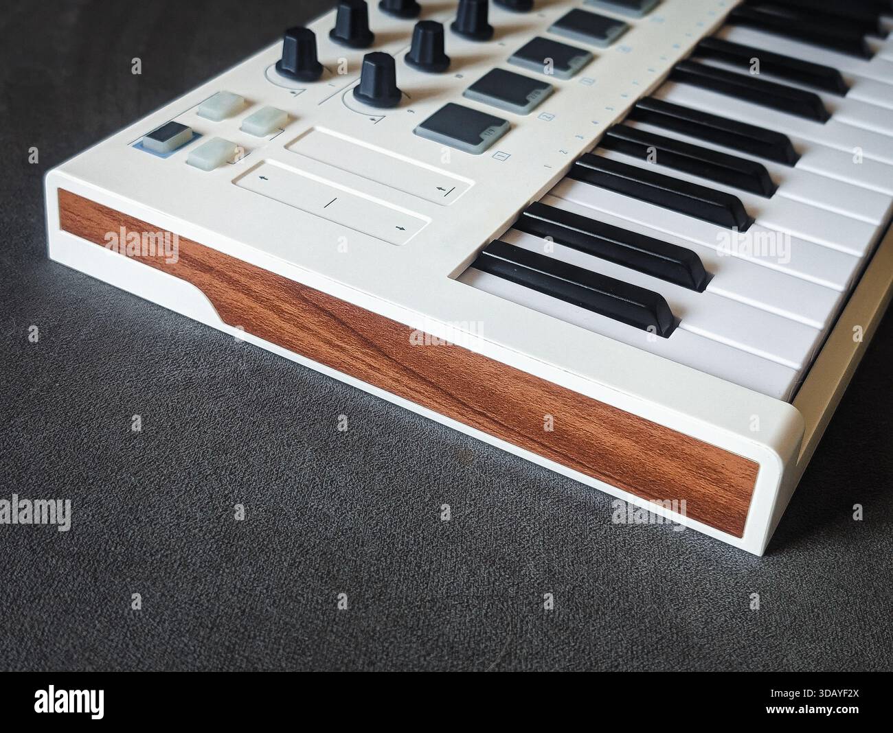 controller tastiera midi bianco minimalista per la produzione di musica digitale Foto Stock