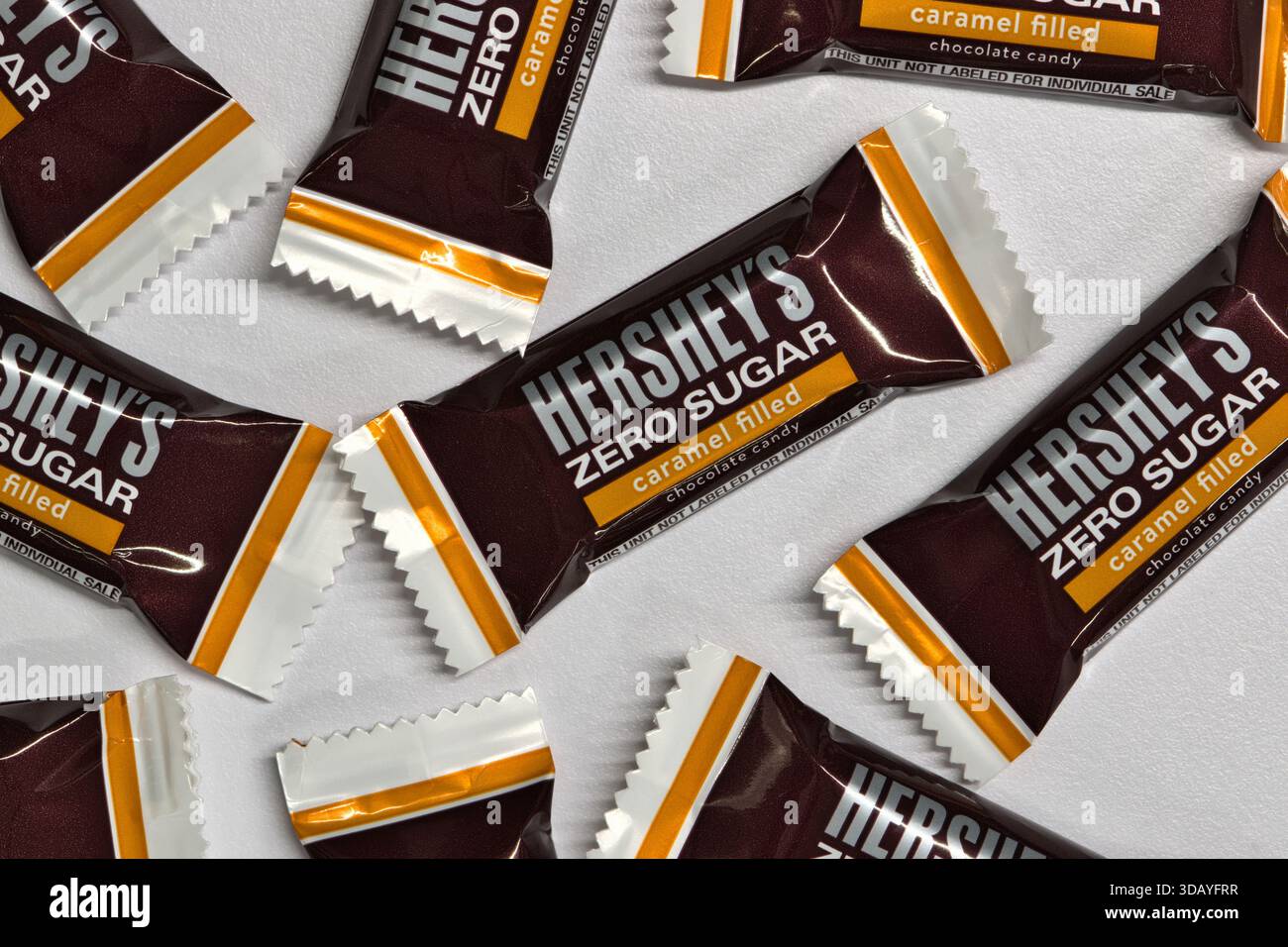 Houston, Texas Stati Uniti d'America 12-10-2025: Hersheys zero zuccheri ripieni di cioccolato al latte quadrati a pezzi in involucri. Foto Stock