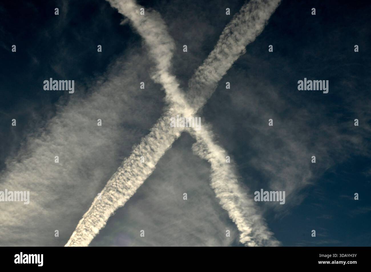 Jet Aircraft contrails cross Foto Stock