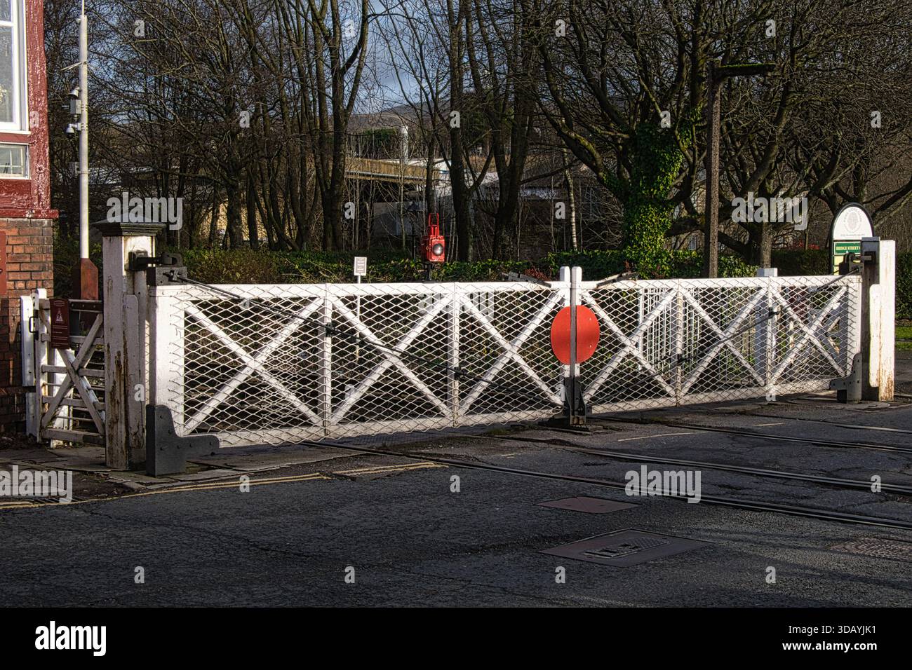 Railway Level Crossing Gate, Ramsbottom, Lancashire, Regno Unito Foto Stock