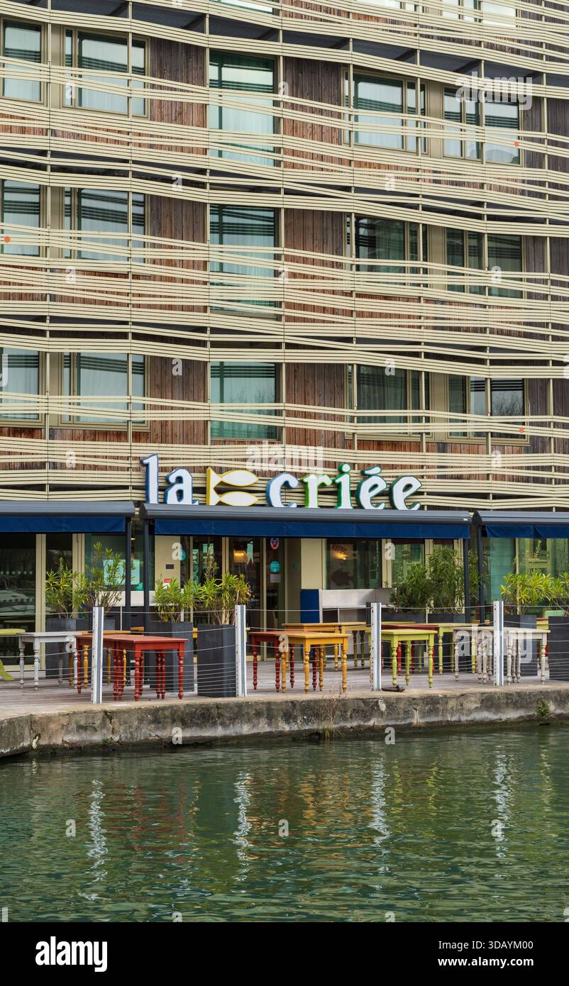 Parigi, Francia - 12 16 2025 : la Criée, ristorante di pesce ai margini del bacino de la Villette Foto Stock
