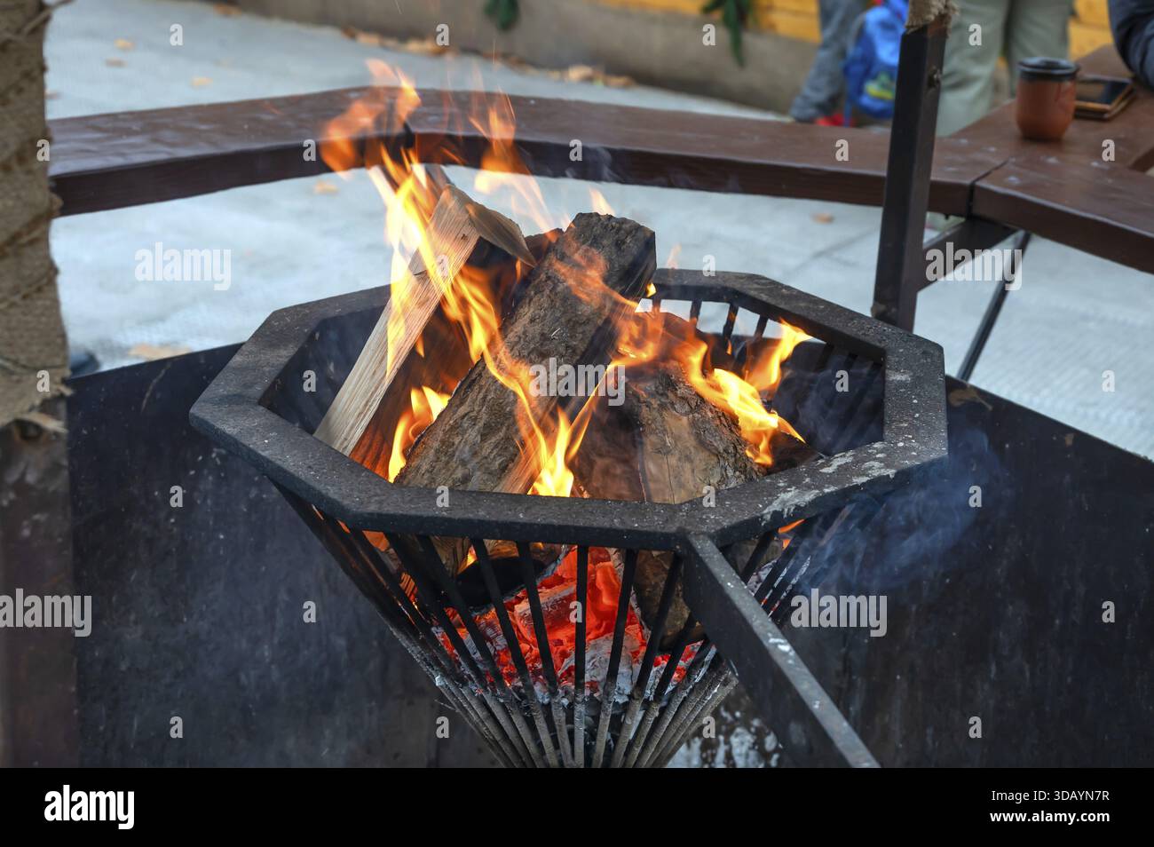 Fuoco a legna presso lo storico mercatino di Natale sulla piazza della chiesa di Neustaedter, Erlangen, Franconia media, Baviera, Germania Foto Stock