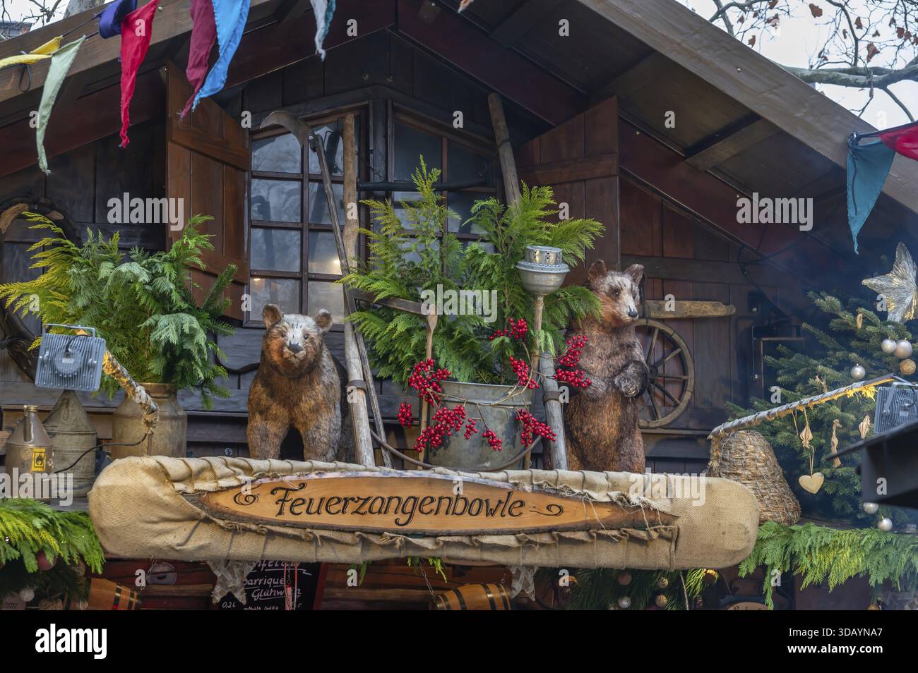 Design decorativo presso uno stand con Feuerzangenbowle, lo storico mercato di Natale nella piazza della chiesa Neustaedter Erlangen, la Franconia media, Baviera, tedesco Foto Stock