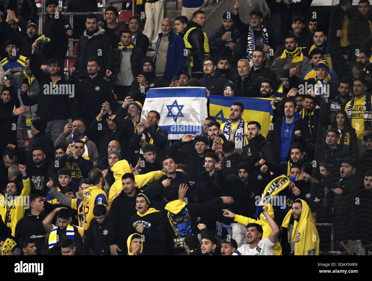 Fan block, tifosi del Maccabi Tel Aviv FC con bandiera israeliana, bandiera nazionale, Europa League, MHPArena, MHP Arena Stuttgart, Baden-Wuerttemberg, Germania Foto Stock