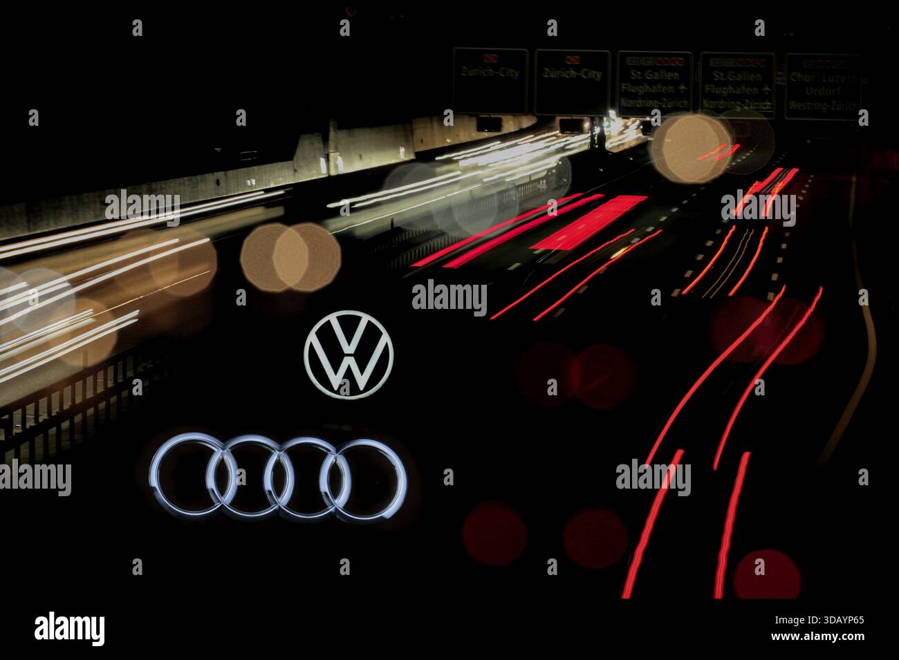 Illuminazione 3x, veicoli in autostrada con logo VW e Audi di notte, lunghe piste leggere e cerchi bokeh, ponte autostradale Geroldswil, Cantone di Zuri Foto Stock