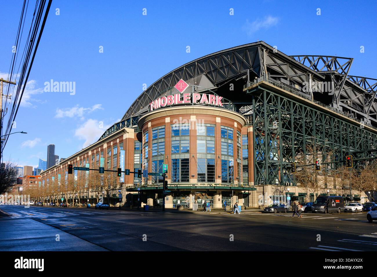 Seattle - 7 dicembre 2025; stadio di baseball dei Seattle Mariners con il cartello dello sponsor T Mobile Foto Stock