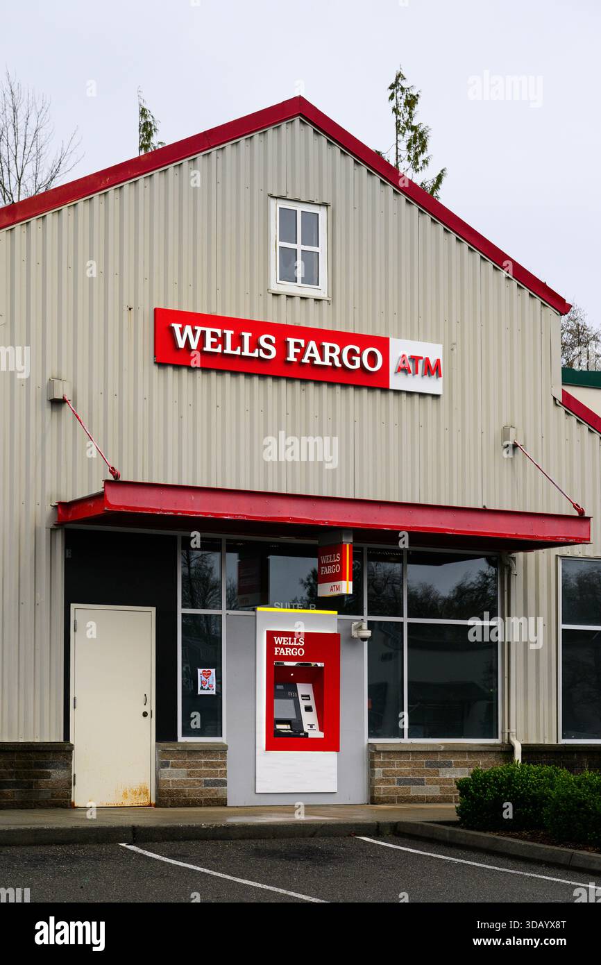 Duvall, Washington, USA - 7 settembre 2025; Wells Fargo ATM in posizione indipendente sulla facciata dell'edificio Foto Stock