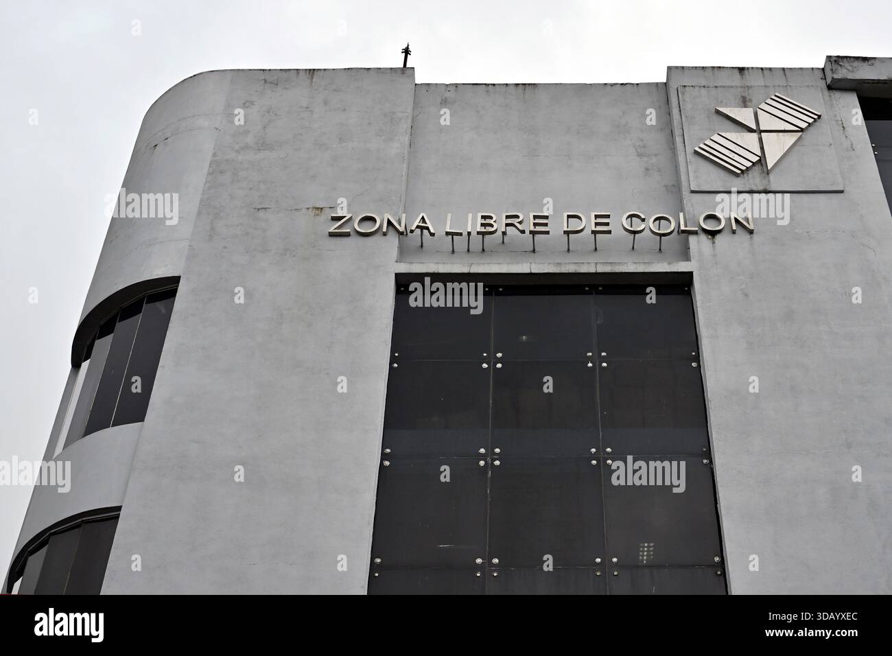 2 dicembre 2025 - Colon, Panama - Un edificio della zona Libre de Colon o Colon Free zone è stato visto il 2 dicembre 2025 a Colon, Panama. Il centro commerciale, creato nel 1948, è la più grande zona franca del continente americano e la seconda al mondo, nonché la prima piattaforma di distribuzione logistica in America Latina. (Immagine di credito: © David Becker/ZUMA Press Wire) SOLO PER USO EDITORIALE! Non per USO commerciale! Foto Stock
