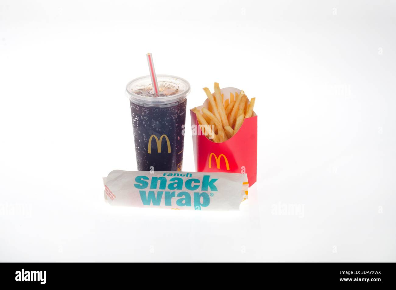 Spuntino con pollo al McDonald's con grandi patatine fritte e bevanda su sfondo bianco. Foto Stock