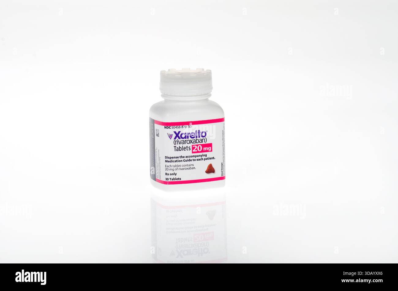 Prescrizione flacone di anticoagualnt Xarelto compresse 20 mg su sfondo bianco USA Foto Stock