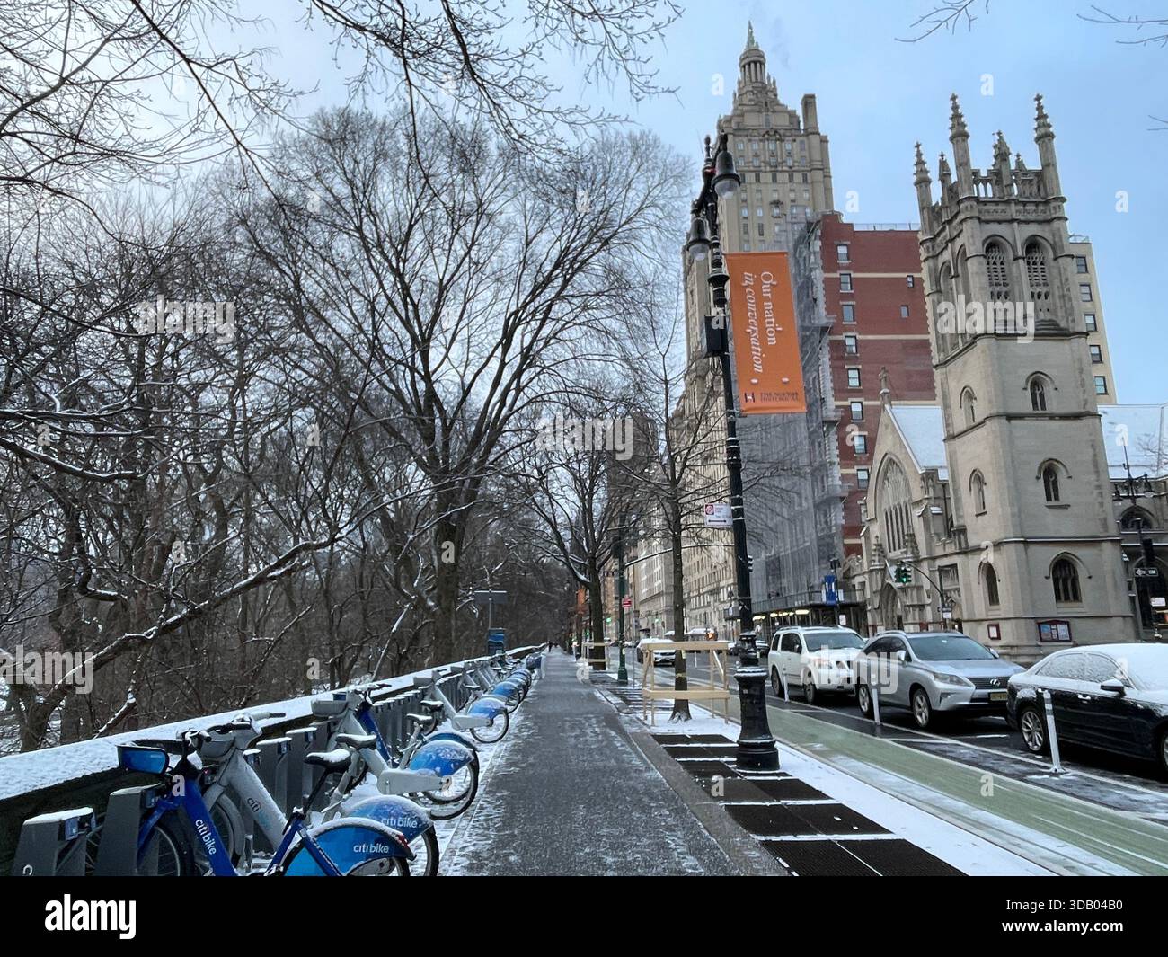 Strade tranquille che brillano dopo una nevicata fresca nell'Upper West Side, Manhattan Foto Stock