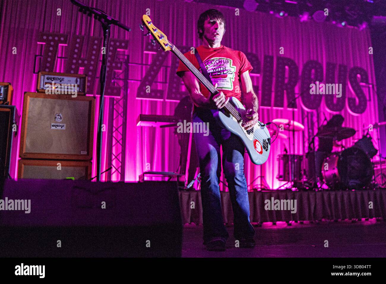Bologna, Italia. 12 dicembre 2025. Massimiliano 'UFO' Schiavelli, bassista dello Zen Circus, si esibisce sul palco dell'Estragon Club a supporto del loro ultimo album il male. Credito: SOPA Images Limited/Alamy Live News Foto Stock